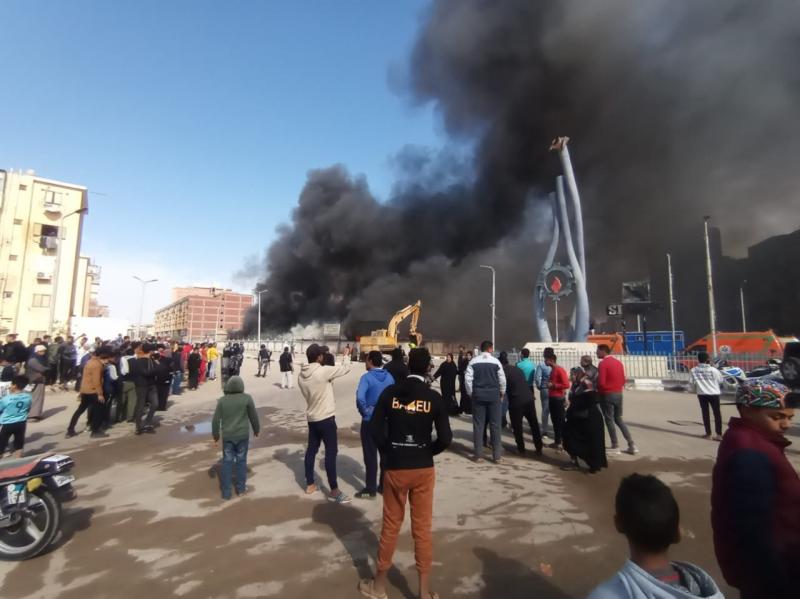 نقل 7 مصابين باختناقات وحروق في حريق بمصنع ملابس منطقة الإيمان بالسويس