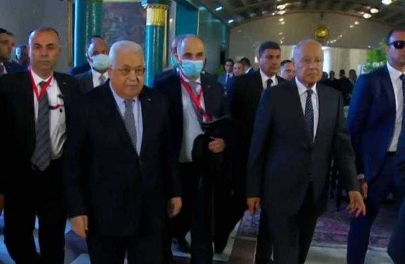 الرئيس الفلسطيني يصل الجامعة العربية للمشاركة في مؤتمر دعم وحماية القدس