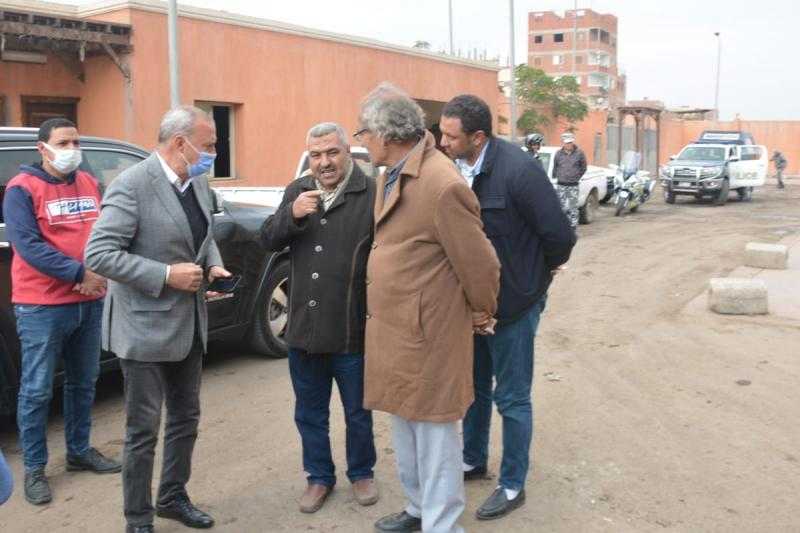 محافظ القليوبية يتفقد المحطة الوسيطة بشبرا الخيمة لدعم منظومة رفع القمامة.. صور