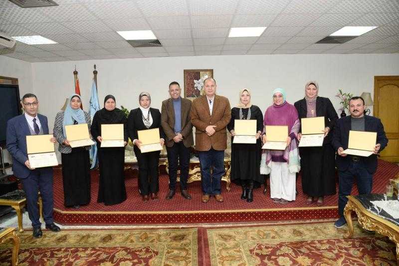 محافظ أسيوط يكرم مديري إدارات التضامن الاجتماعي تقديرا لجهودهم.. صور