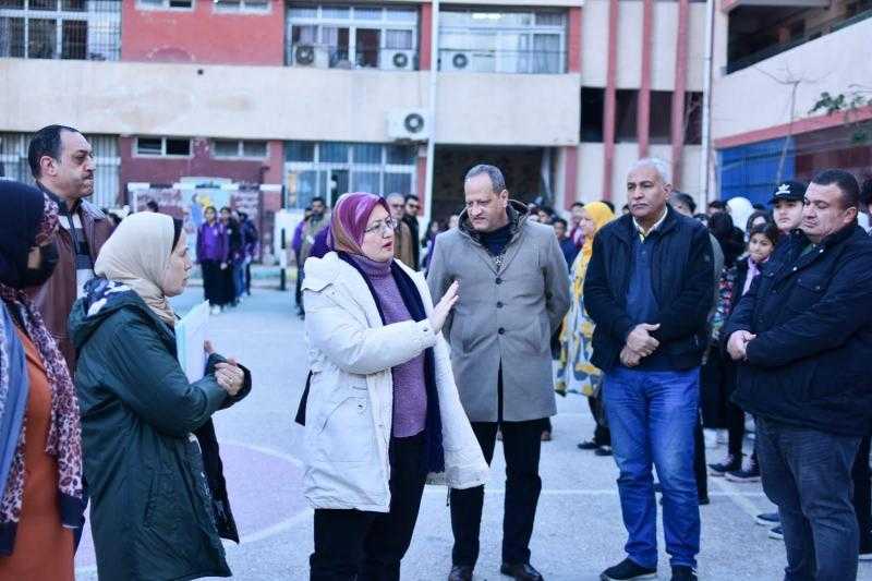 وكيل تعليم بورسعيد تتفقد المدارس للتأكد من انتظام أول أيام الدراسة.. صور