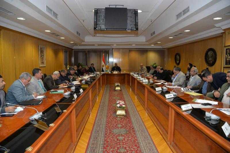 محافظ أسيوط يشهد اجتماع توزيع المهام لمجابهة الأزمات والكوارث