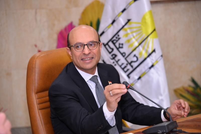 اجتماع رئيس جامعة أسيوط