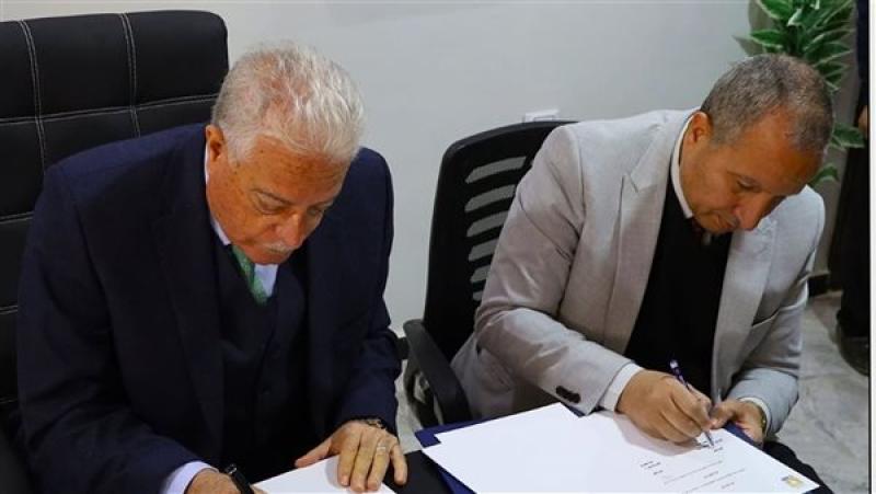 جانب من توقيع البروتوكول