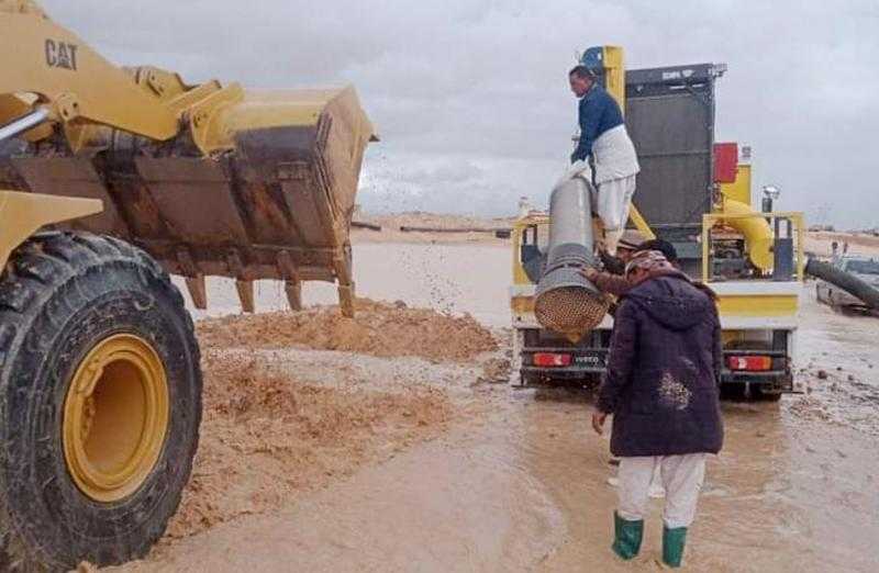 مواصلة فرق الطوارئ والأزمات لشفط وكسح تجمعات مياه الأمطار في مدينة الضبعة |صور