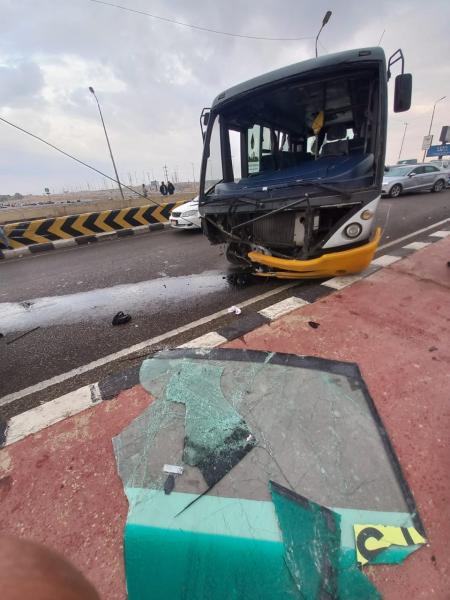 حادث اصطدام ميني باص بعمود إنارة