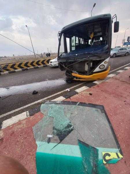 زحام مروري بسبب حادث اصطدام ميني باص بعمود إنارة في القاهرة الجديدة.. صور