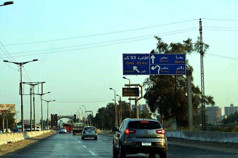 تحويلات مرورية بالطريق الزراعي بعد اصطدام ونش محمل بحفار بجسم كوبري بمنطقة قليوب