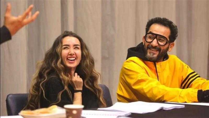 أحمد حلمي ينتهي من الاستعدادات النهائية لعرض مسرحية «ميمو»