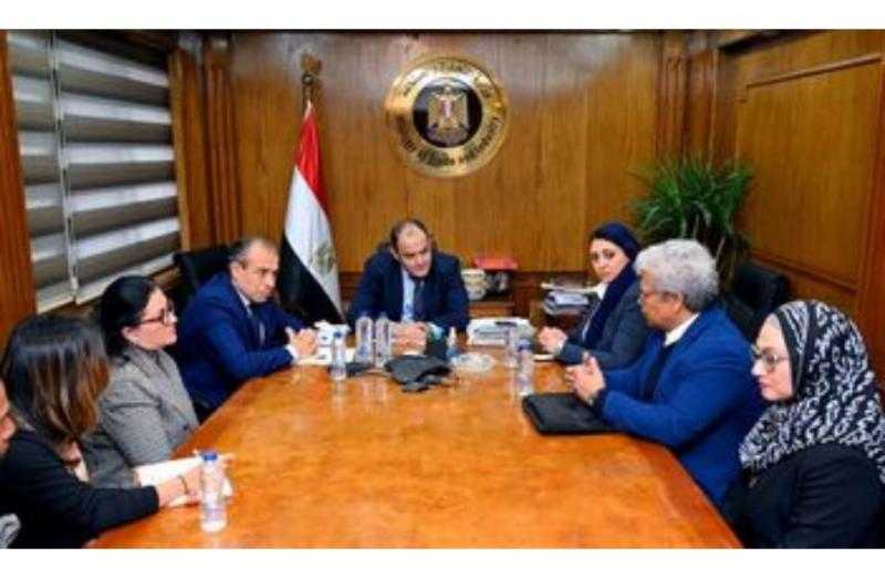 وزير التجارة يلتقي وفد شركات ماليزية لبحث الاستثمار في مصر في مجال إنتاج زيت النخيل