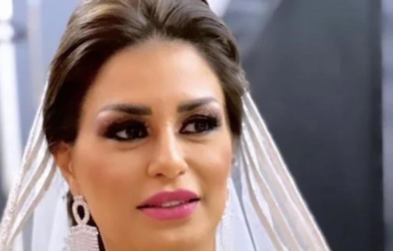 سر ارتداء منه فضالي فستان زفاف