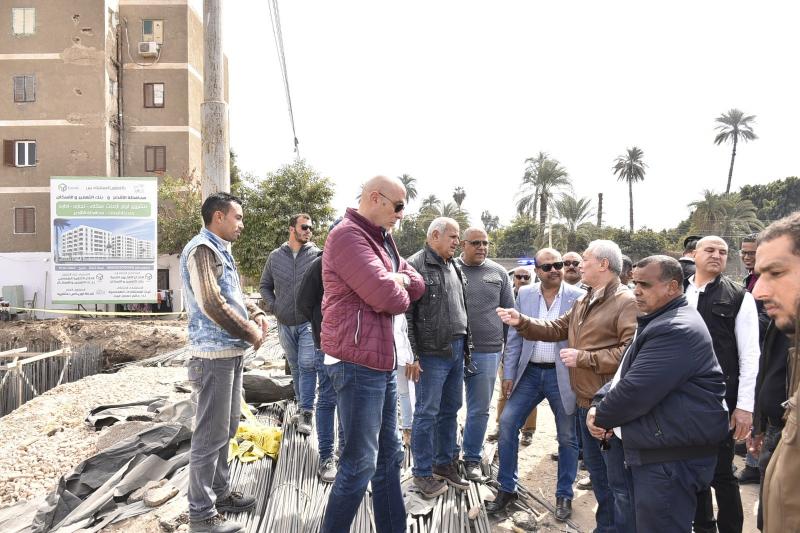 محافظ الأقصر يتفقد مشروع أبراج أرمنت