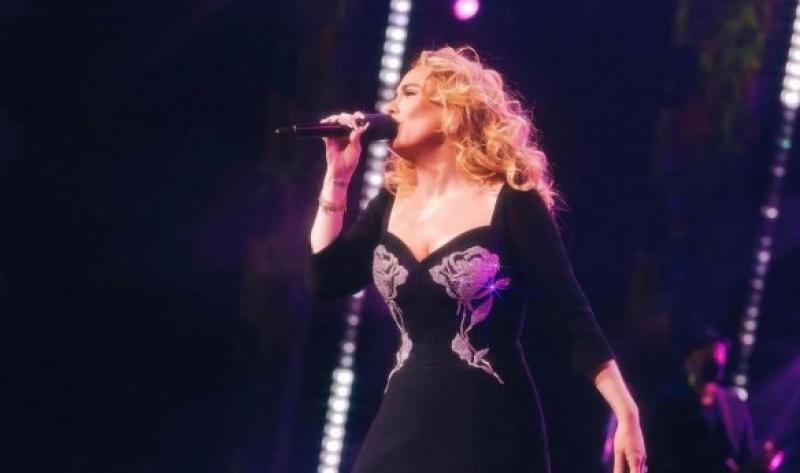 أديل تهوس جمهورها بمكياج ساحر وشعر مموج في أحدث حفلاتها