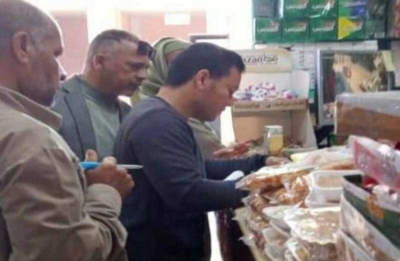 ضبط 54 منشأة بدون ترخيص وإعدام 1117 كيلو أغذية غير صالحة بالدقهلية