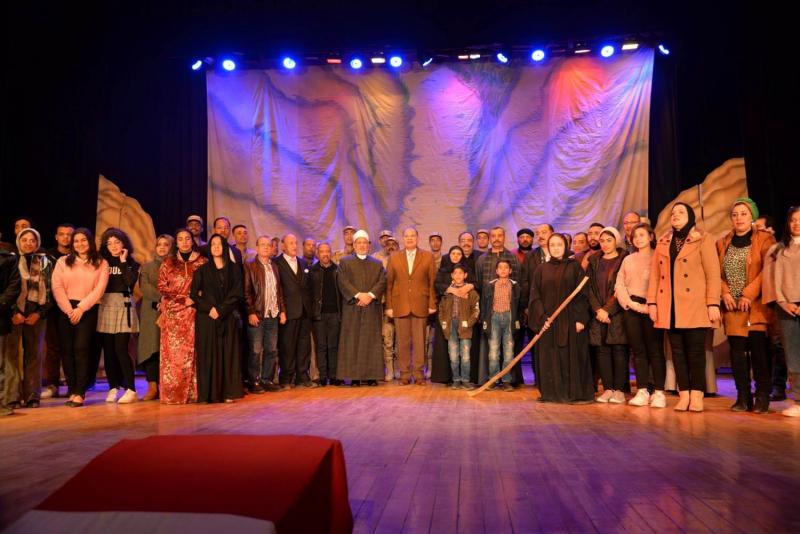 محافظ أسيوط يشهد العرض المسرحي ”سلام سلاح”.. ويشيد بالمواهب الفنية| صور