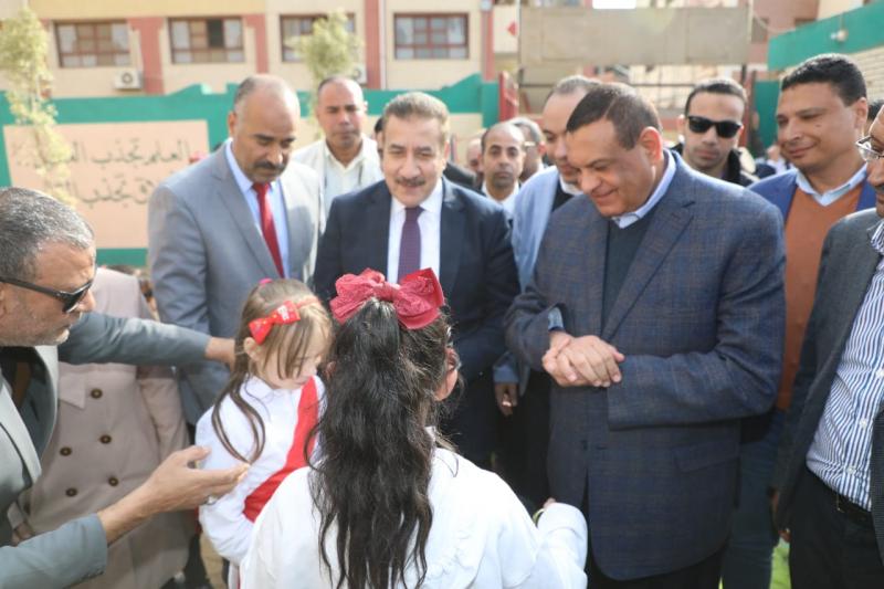 وزير التنمية المحلية يتفقد مشروعات "حياة كريمة" بكفر عشما