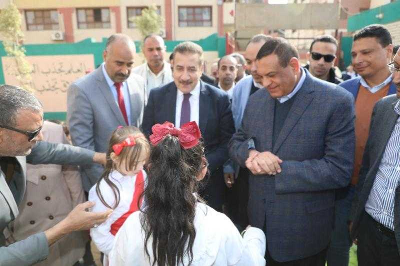 وزير التنمية المحلية يتفقد مشروعات ”حياة كريمة” بكفر عشما في المنوفية