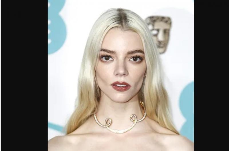 أنيا تايلور تجمع بين الأناقة والتميز في حفل BAFTA