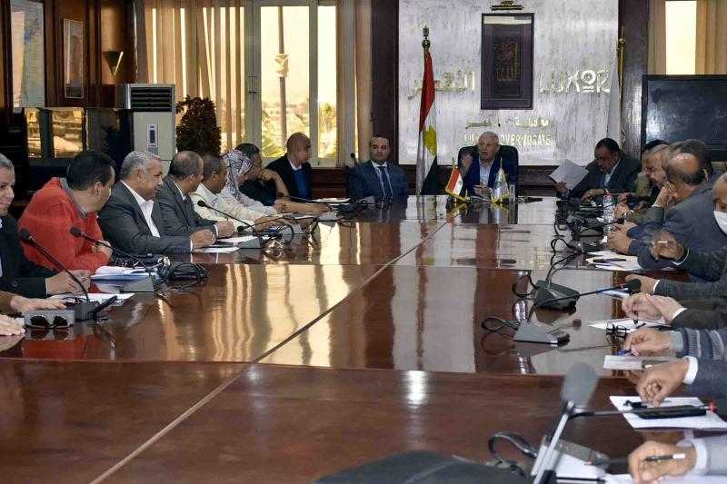 محافظ الأقصر يعقد اجتماع موسع لحصر المشروعات المتعثرة لإيجاد حلول عاجلة لها