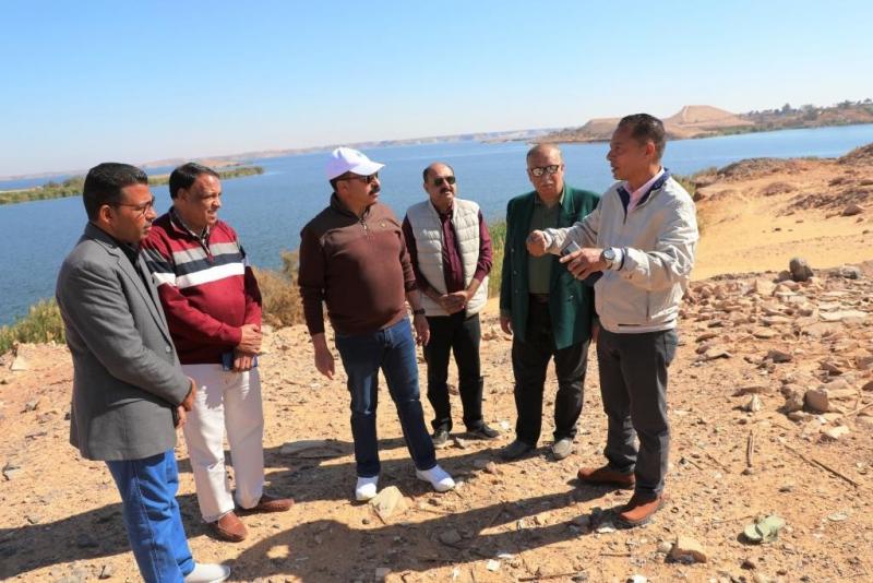 محافظ أسوان يتفقد عددا من المشروعات الجارية والمخططة بمدينة أبو سمبل السياحية.. صور