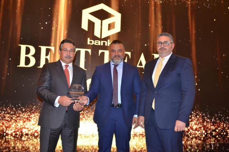 بنك التعمير والإسكان يكرم قطاعي الشركات والقروض المشتركة والمشروعات الصغيرة والمتوسطة عن إنجازاتهما لعام 2022