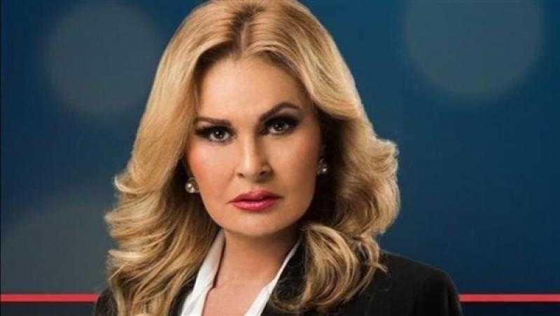 يسرا شابة ستينية بالأحمر الناري وشعر بلوند