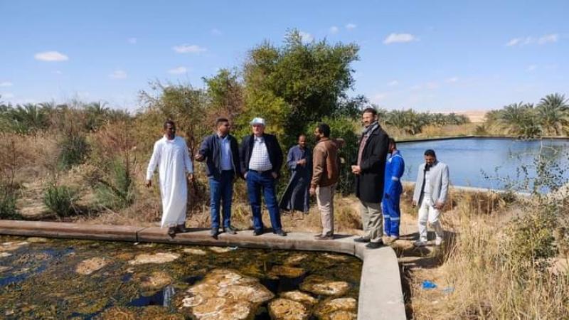 بدء دراسة الاستخدام الأمثل لآبار المياه الجوفية في «قارة أم الصغير» بسيوة| صور
