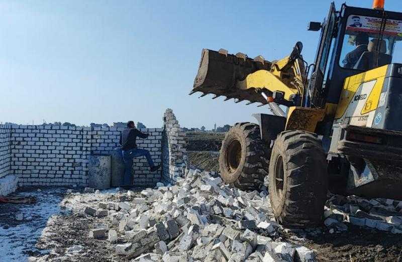 إزالة تعديات ومخالفات بناء في مركز السنطة بالغربية