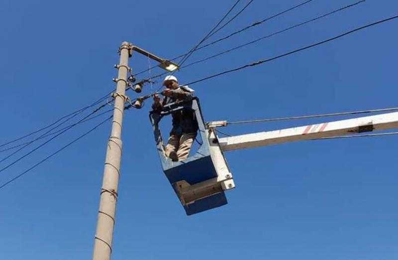 إصلاح كشافات الإنارة على طرق مركز قطور في محافظة الغربية