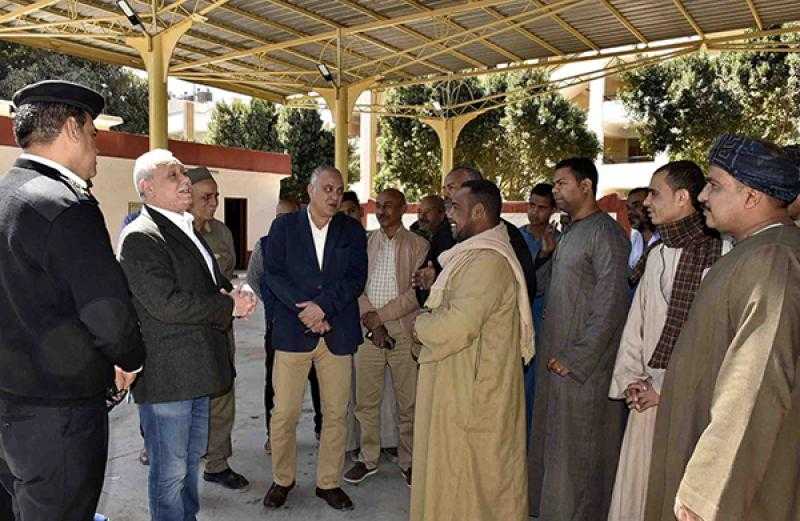 محافظ الأقصر يتفقد موقف سيارات قرية الدير ويلتقى بالسائقين والأهالي