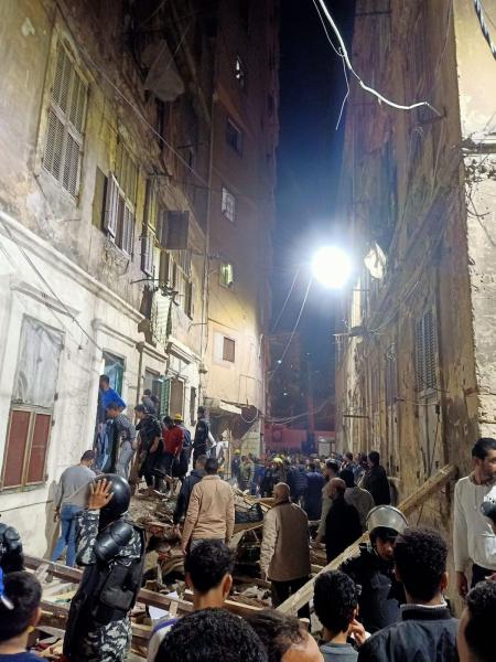 بالأسماء.. مصرع وإصابة 3 أشخاص بينهم طفل إثر انهيار عقار بالجمرك في الإسكندرية