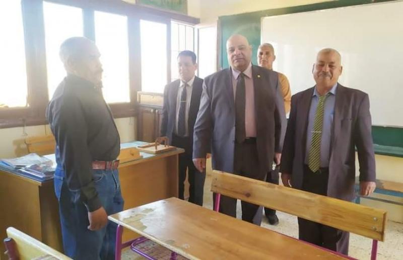 وكيل تعليم الوادي يشارك طلبة تنيدة الثانوية درسا عمليا لمادة الفيزياء | صور