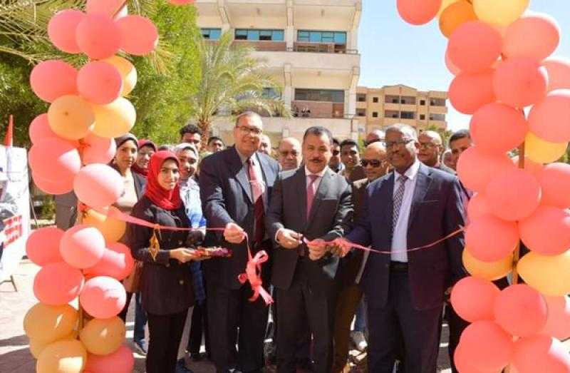جامعة الوادي الجديد تقيم معرضا للسلع الغذائية والمنتجات بأسعار مخفضة| صور