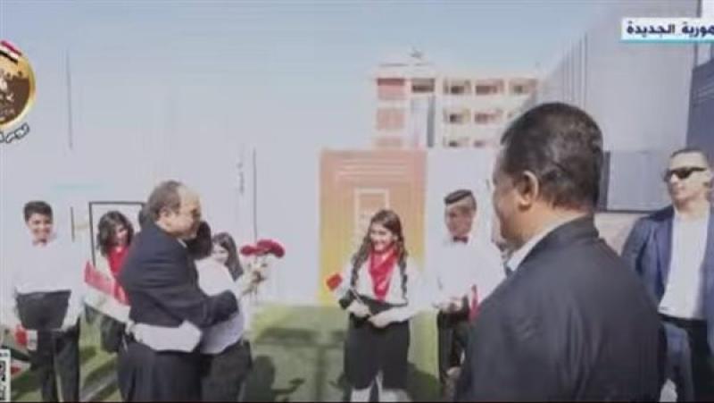 طفل بالمنيا لـ السيسي: ”ينفع تحضني”.. والرئيس: ”تعالى”