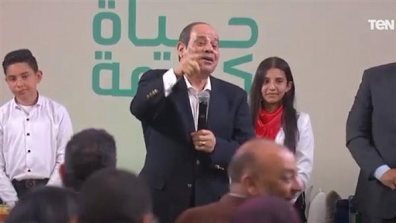 السيسي لسيدة من أهالي المنيا: ”اطمني على مصر”