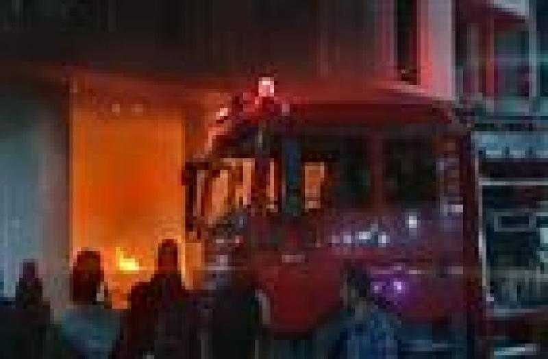 انتداب المعمل الجنائي لمعاينة حريق عقار بمنطقة الساحل