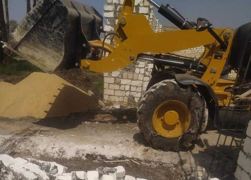 إزالة تعدٍ على أرض زراعية بـ ”بيهمو” في الفيوم | صور