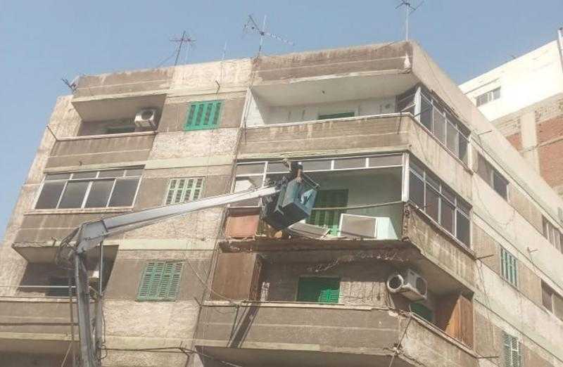 ​إزالة شرفة عقار آيل للسقوط في سيدي بشر| صور