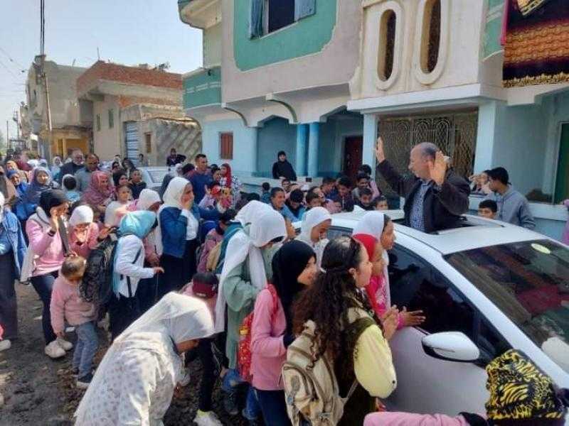 زفة بلدي لمدير مدرسة بعد بلوغه سن المعاش في سيدي سالم بكفر الشيخ