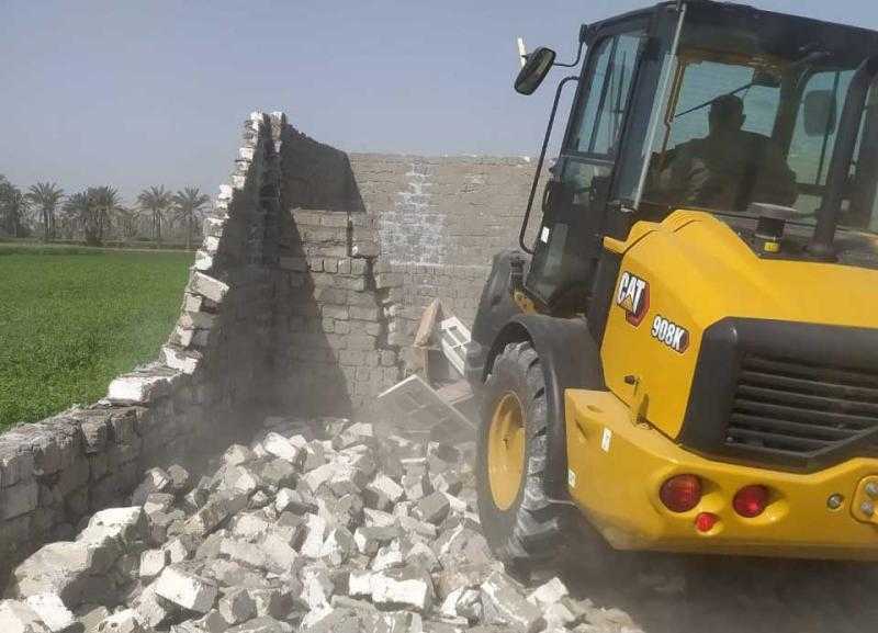 إزالة 7 حالات تعدِ على أراض زراعية وبناء مخالف في الفيوم |صور