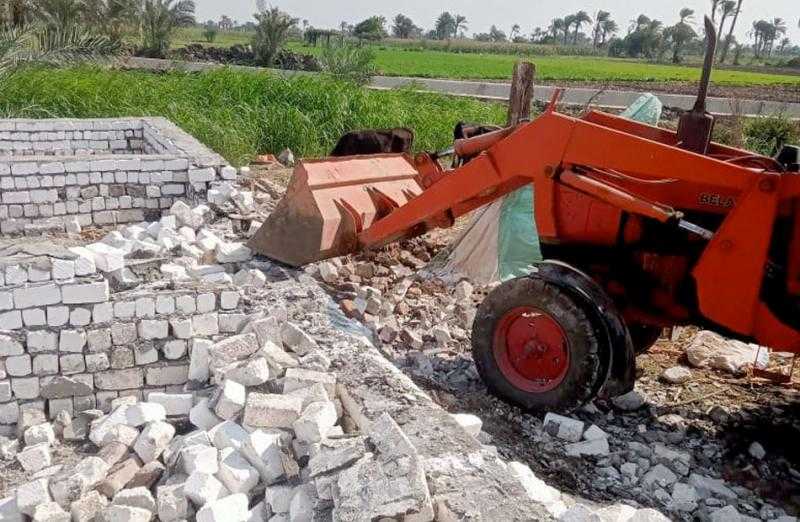 مواصلة أعمال الإزالات في عزبة أبو قرن بمصر القديمة