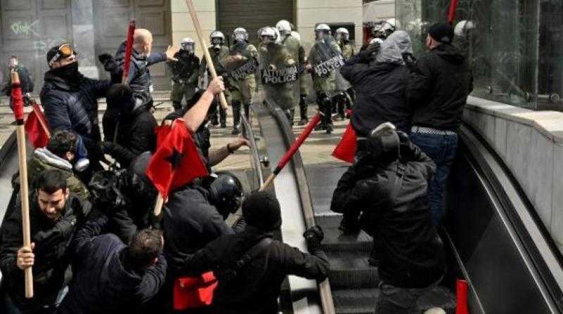 صدامات عنيفة في أثينا بين الشرطة والمتظاهرين احتجاجا على حادث القطار