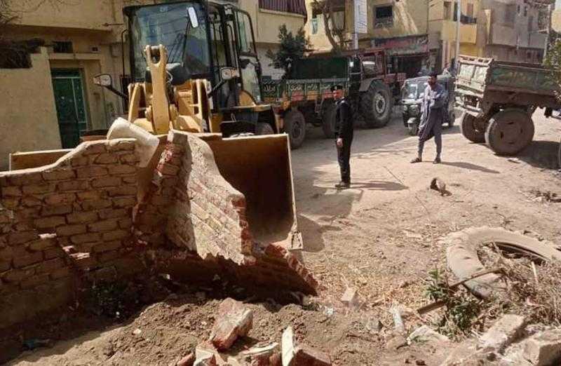 إزالة مغسلة مخالفة بمركز طما | صور