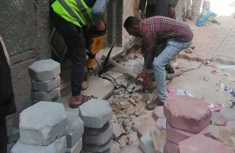 تركيب بلاط الإنترلوك بالشوارع الضيقة بمركز جرجا| صور