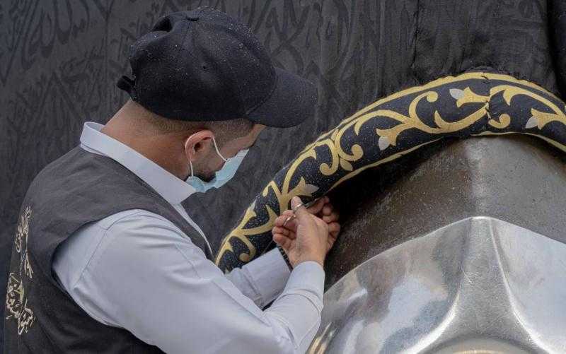 السعودية تستبدل القطع المطرزة حول الحجر الأسود والركن اليماني