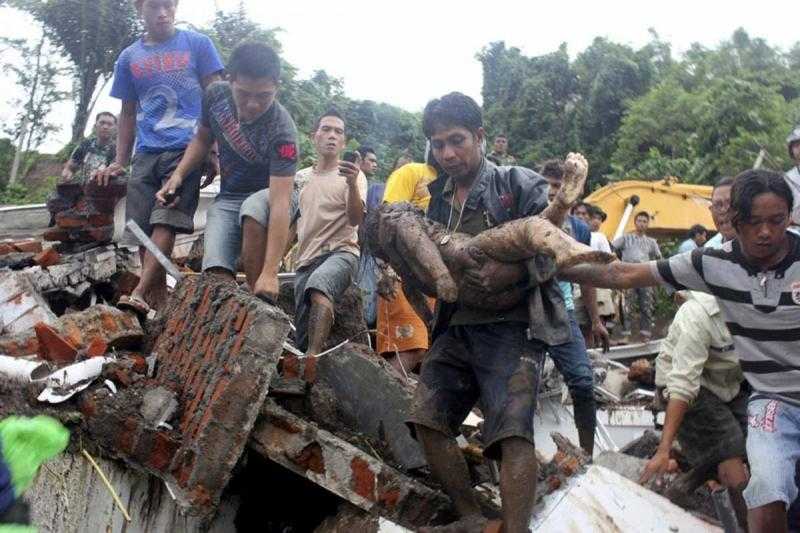 أحدثته الأمطار الغزيرة.. انزلاق أرضي يودي بحياة 11 شخصا في إندونيسيا