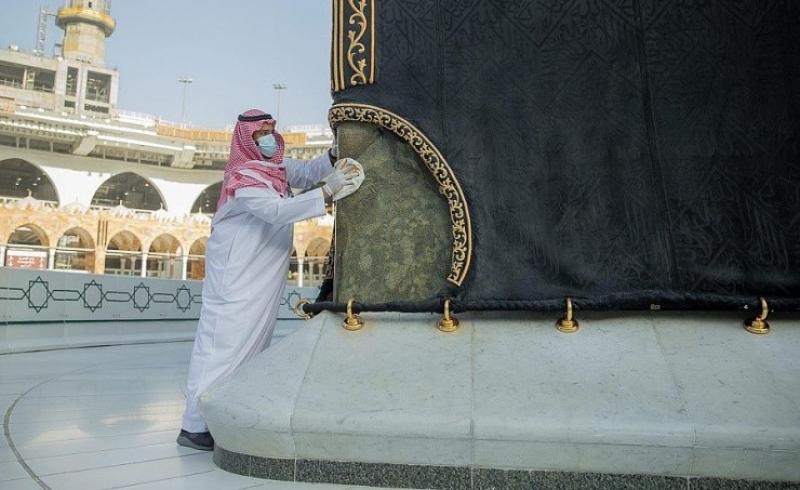 شؤون الحرمين تستبدل القطع المطرزة حول الحجر الأسود والركن اليماني