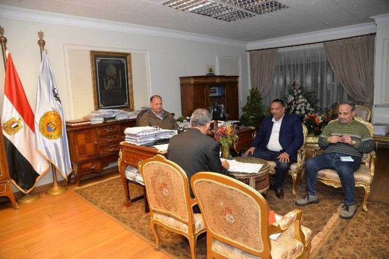 محافظ أسيوط: تكثيف الحملات على المواقف للتأكد من التزام السائقين بتعريفة الركوب