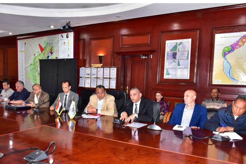 محافظ الأقصر يستقبل وفد التنمية المحلية