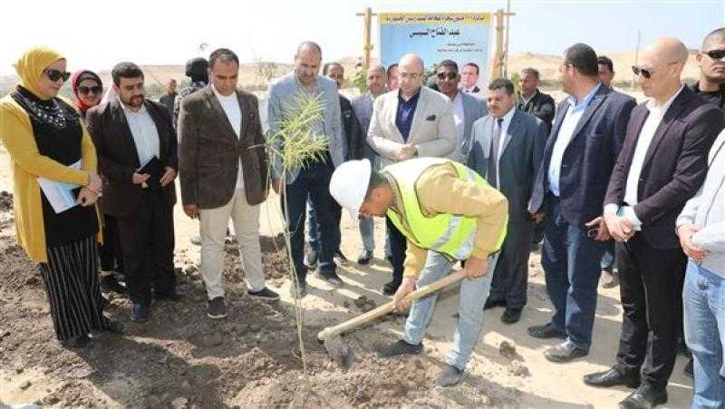 محافظ بني سويف يتفقد أعمال زرع شتلات الأشجار ضمن مبادرة ”100 مليون شجرة”